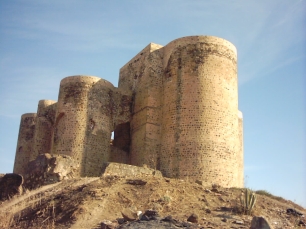 El castillo de Villalba de los Barros, cuya fábrica conserva la superposición de tapial y mampostería de piedra.