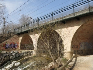El puente ferroviario cruza la riera de Vallforners, un cauce que forma parte del corredor de agua y comunicaciones de Cardedeu.