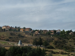 Vista de Santa María de la Alameda sobre una ladera de la sierra. El municipio reúne asentamientos situados a distintas alturas.