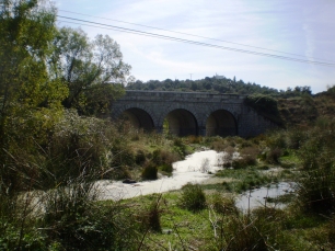 El río Perales a su paso por Navalagamella, con uno de los puentes de granito local que caracterizan el paisaje del municipio.