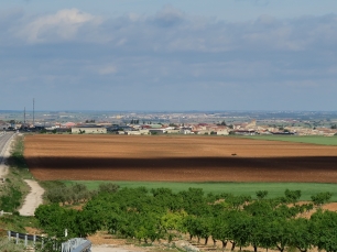 Casas de Juan Núñez desde la CM-3209, con los campos abiertos que rodean el casco.