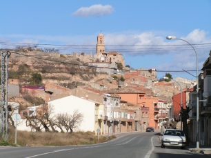 Vista de Corbera d’Ebre: el núcleo actual en primer plano y el Poble Vell en la parte alta.