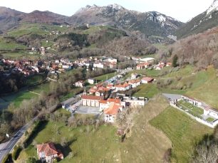 Vista aérea panorámica de Puentenansa y del relieve montañoso del valle de Rionansa.