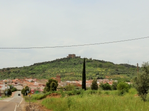 Panorámica de Salvatierra de los Barros, con el caserío extendido bajo el castillo y las lomas del entorno.