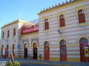 La fachada de la estación de Dos Hermanas ofrece una imagen actual de una ciudad conectada por corredores de transporte; el antiguo itinerario romano de Orippo seguía en buena parte el trazado de la actual carretera Nacional IV.
