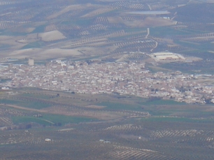 Peal de Becerro visto desde la Sierra de Cazorla, con la localidad rodeada por la campiña cultivada.