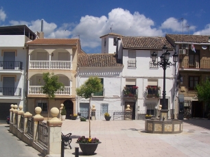 La Plaza de España de Benalúa de las Villas. El Cerro del Cántaro, donde se documentan restos de la Edad del Bronce, se encuentra al noreste del núcleo actual.