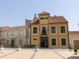 La casa consistorial de Santa Elena de Jamuz, en el centro del núcleo que conserva la memoria de los antiguos sistemas de riego.