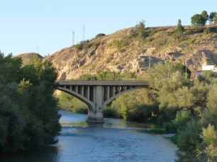 El Cinca bajo el Puente Grande de Fraga, junto a una ladera rocosa. El río modeló el valle cuyas tierras acogieron la huerta de la medina.