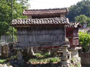Hórreos en Ponte Ambía, Baños de Molgas: una escena del paisaje rural del municipio.