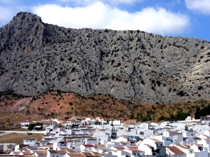 La sierra caliza de Abdalajís se eleva sobre el núcleo del municipio.