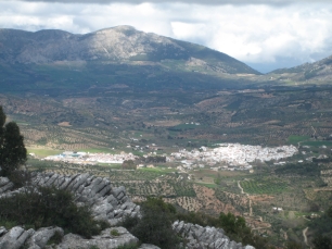 El Burgo visto desde una ladera al oeste, con las sierras que enmarcan el paisaje del municipio.