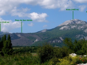 Las sierras de Altzania y Aitzkorri vistas desde Asparrena, sobre el paisaje de la Llanada.