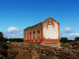 La estación de Peñas Blancas, en el término municipal de Villanueva del Duque, aparece abandonada en esta fotografía de marzo de 2018. El edificio y los muros de piedra forman parte del paisaje local.