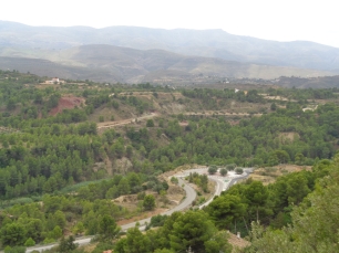 Macastre vista desde el Mirador del Castillo. El caserío ocupa el entorno del cerro y se abre hacia las lomas del término.