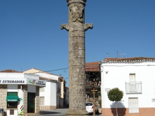 El rollo jurisdiccional se alza en la plaza de Torrecillas de la Tiesa, donde recuerda el pasado de la villa independiente.