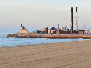 El puerto y la línea de costa de Salou, junto al monumento a Jaime I: un litoral cuyo papel pasó del comercio marítimo al turismo.