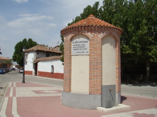 Monumento al pozo artesiano de La Pedraja de Portillo, referencia visible de la relación histórica de la localidad con el agua.