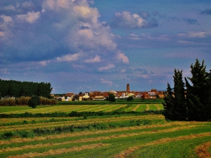 Luceni visto desde El Saso, con los campos cultivados que forman parte del paisaje local.