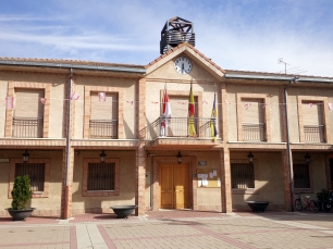 La casa consistorial de Navalmanzano sitúa el recorrido en el casco del pueblo, cuya historia local se desarrolló junto a los cursos del Malucas y el Polendos.