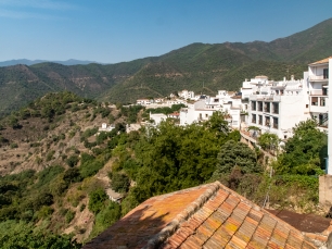 El caserío de Istán y las laderas que descienden hacia el paisaje de los valles del río Verde y del río Molinos.