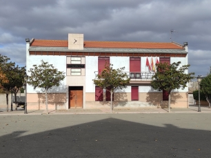 La casa consistorial y la plaza de Fontellas sitúan el relato en el núcleo actual de la localidad.