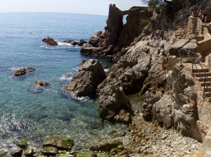 Rocas, entrantes y un camino junto al agua en el litoral de Lloret de Mar, marco de una historia marinera ligada a las formas de la costa.