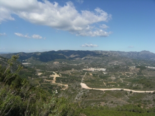 Panorámica de las laderas y el valle cultivado en el entorno de Ador.