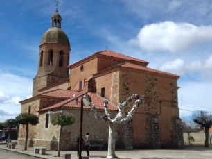 Exterior de la iglesia parroquial de Santa Cristina, uno de los edificios más significativos del núcleo situado en la margen derecha del Órbigo.