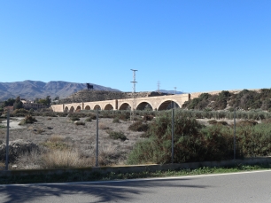 El puente de Rioja visto desde Marraque, en el paisaje abierto del valle. La obra del siglo XIX facilitó las comunicaciones durante la expansión económica ligada a la uva de Ohanes.