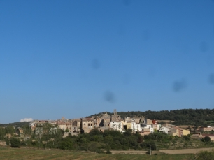 Vista de Isona i Conca Dellà, con las casas agrupadas frente al relieve de la cuenca.