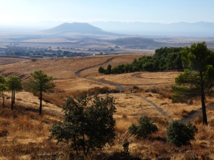 Vista desde la Sierra de Noez hacia la llanura y los relieves de los Montes de Toledo. La sierra que domina el pueblo es también el gran horizonte de esta historia.
