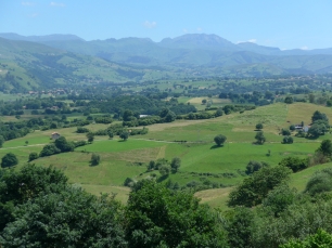 Vista desde el Alto de San Martín hacia las montañas pasiegas, con el paisaje de valles que enmarca Villafufre.