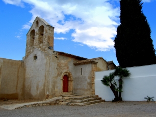 La iglesia románica de Sant Valentí, a pocos metros de las últimas casas de Les Cabanyes, acogió la encomienda hospitalaria desde 1135.