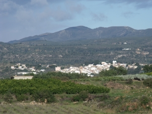 Alborache visto desde el Castillo de Turís, entre las lomas y el paisaje de la Hoya de Buñol.