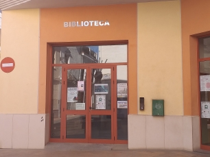 La entrada de la Biblioteca de Rafelcofer muestra una de las fachadas actuales del núcleo urbano.