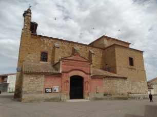 La iglesia de la Asunción, en el núcleo de Coreses, entre las calles del pueblo y el paisaje llano que caracteriza el término.