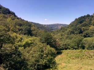 Vista amplia del valle de Bimenes, entre laderas verdes y caseríos dispersos.
