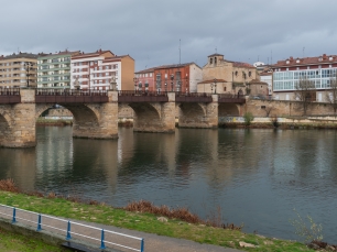 El puente de Carlos III sobre el Ebro en Miranda. El cruce del río ocupa un lugar central en la historia comercial de la ciudad.