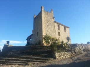 El castillo de Atzeneta, ligado a la historia medieval del Castell y a los restos de muralla que aún se conservan.