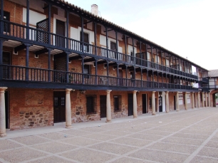 Las galerías de la Plaza Mayor enmarcan el espacio de reunión que creció junto al santuario.