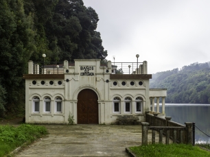 El antiguo edificio de los Baños de Cortegada junto al embalse; la obra que anegó parte de las instalaciones transformó el borde de esta historia termal.