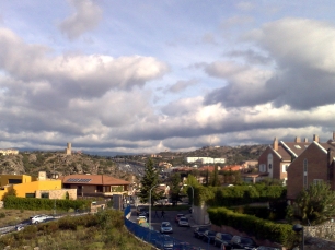 La atalaya de Torrelodones vista desde Los Bomberos, elevada sobre el paisaje de la localidad.