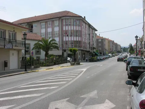 La avenida de Bertamiráns muestra la escala de la expansión urbana que acompaña al crecimiento residencial de Ames desde los años ochenta.