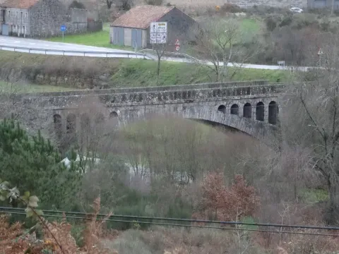 A Ponte Liñares sobre el río Lima, cerca de Güín, en el concello de Bande.