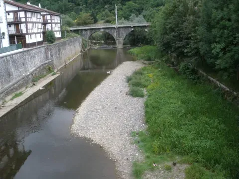 El Oria cruza Legorreta junto al puente. El cauce forma parte del recorrido que dibuja el meandro alrededor del casco.
