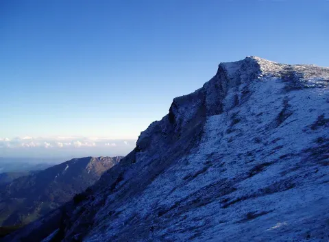 Ladera nevada en el entorno de Tres Mares, en la zona de las cumbres que separan las vertientes.