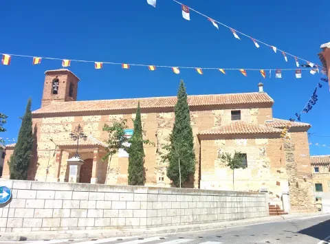 La iglesia de San Julián, reconstruida a mediados del siglo XVIII, combina ladrillo y piedra en su fábrica de aparejo toledano.