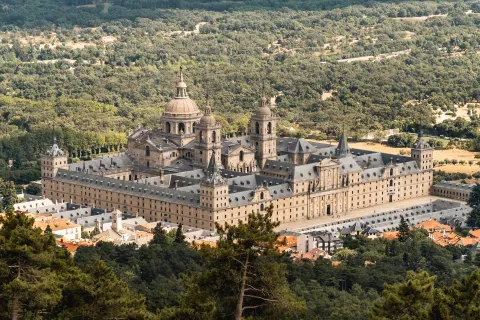 El monasterio y su entorno serrano; la construcción fue el centro de un sistema de propiedades que incluía la villa de El Escorial.