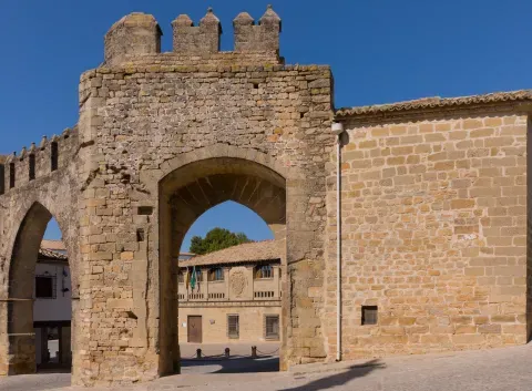 La puerta de Jaén abre una vista hacia la plaza del Pópulo. Fue una de las entradas importantes de la antigua muralla de Baeza.